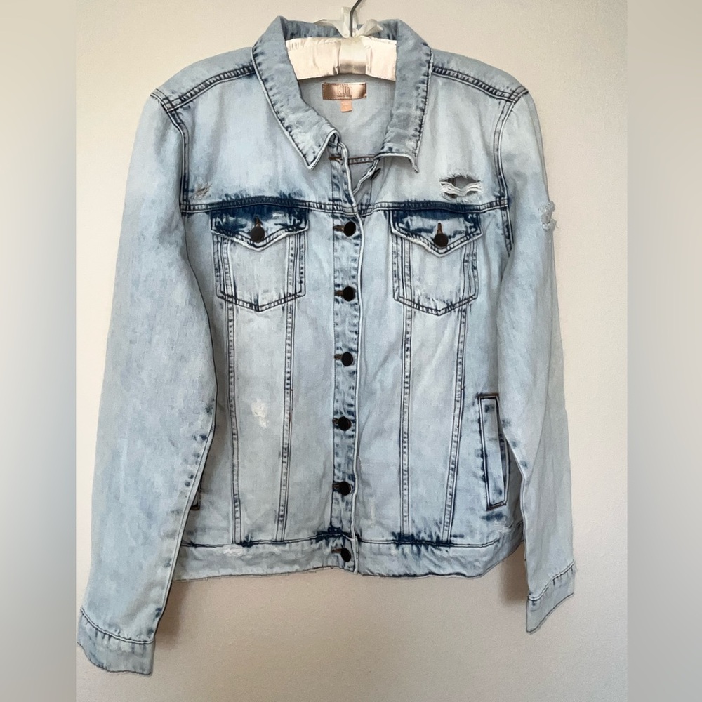 Kut from the Kloth Emma boyfriend Jean jacket.